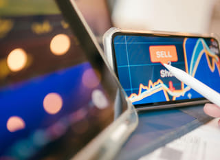 Handelaar in meerdere markten die opties voor Bitcoin, Ethereum en forex bestudeert